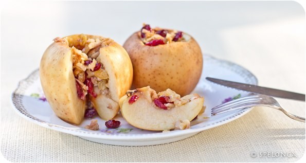 Яблоки, фаршированные сухофруктами, в меде