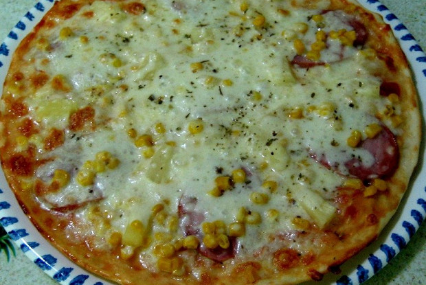 Пицца с ветчиной, кукурузой и ананасами