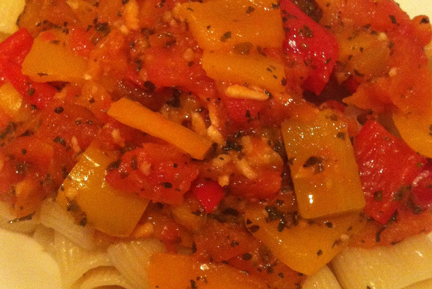 Паста с томатами и перцами (Bombolotti con peperoni e pomodori)