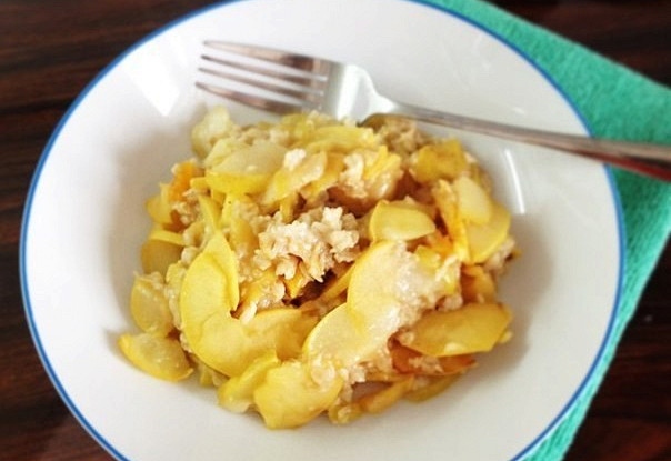 Овсянка с яблоками, грушами и курагой