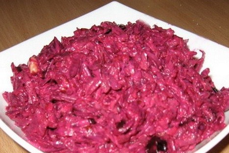 Салат из сырой свеклы с чесноком и майонезом