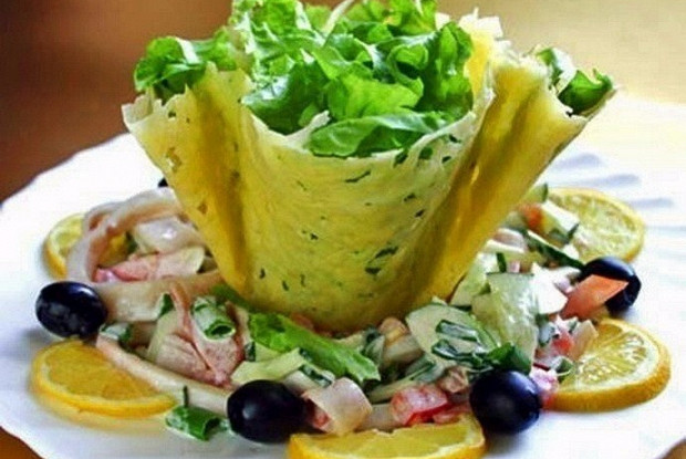 Салат в корзинках из пармезана