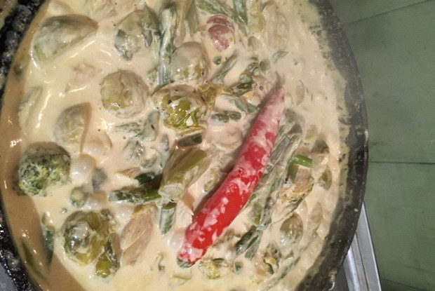 Брюссельская капуста, спаржа и зеленая фасоль в сливках с чили