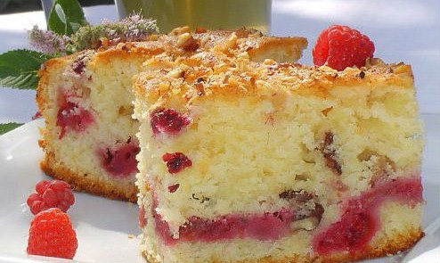Пирог с малиной и орехами