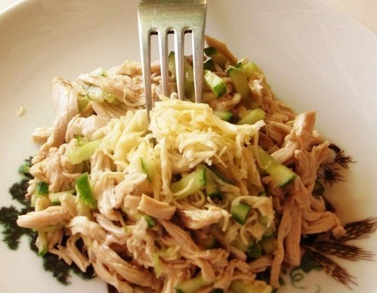 Салат с курицей и огурцами
