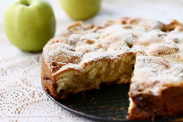 Диетическая яблочная шарлотка с медом на ржаной муке