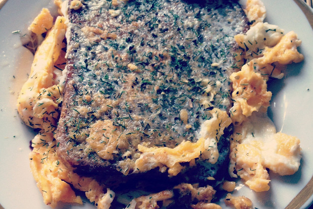 Омлет с гренками и сыром