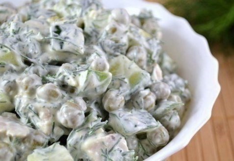 Зеленый салат с курицей, горошком и огурцами