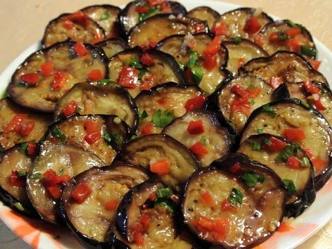Маринованные баклажаны в соусе из сладкого перца