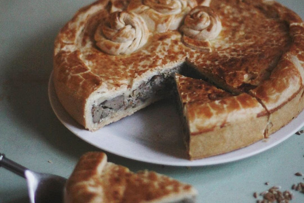 Пирог с полбой и куриными потрохами