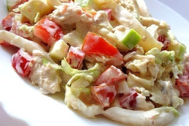 Салат с пекинской капустой, курицей и кальмарами