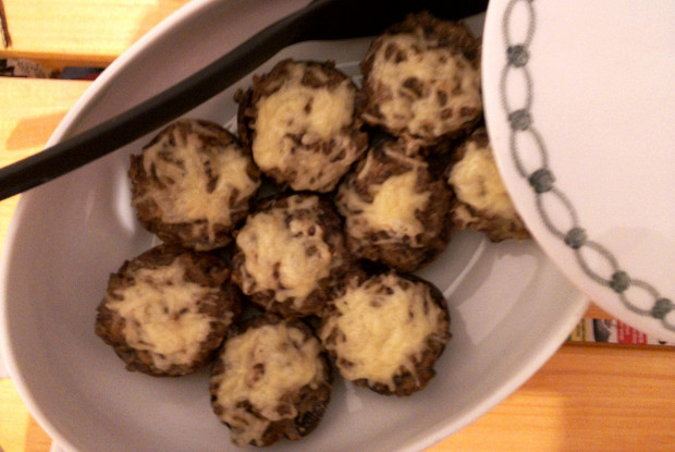 Запеченные шампиньоны, фаршированные курицей и луком
