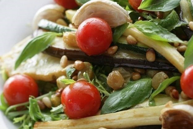Теплый салат с запеченными овощами, зеленью и кедровыми орехами