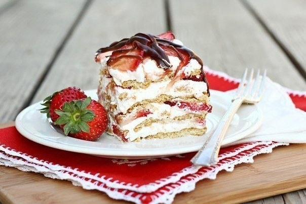 Клубничный слоеный десерт из сливок
