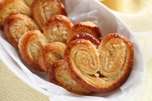 Слоеные ушки с сахаром
