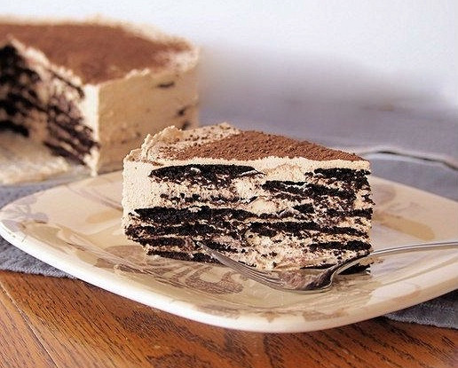 Кофейный десерт из вафель и крема