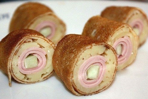 Блинчики с колбасой и сыром