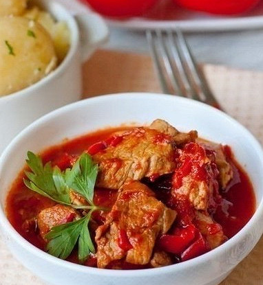 Свинина, тушеная со сладким перцем