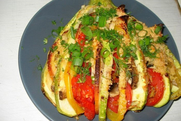 Кабачковый веер с курицей и овощами