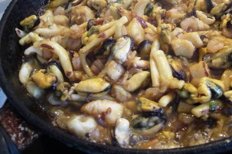 Морской коктейль под сливочным соусом