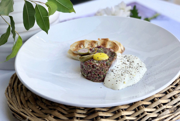 Тартар из оленя с теплым муссом из пармезана и хрустящими гренками