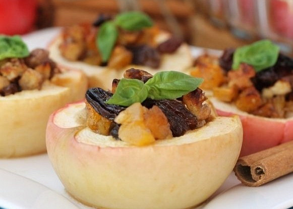 Запеченные яблоки с орехами и сухофруктами