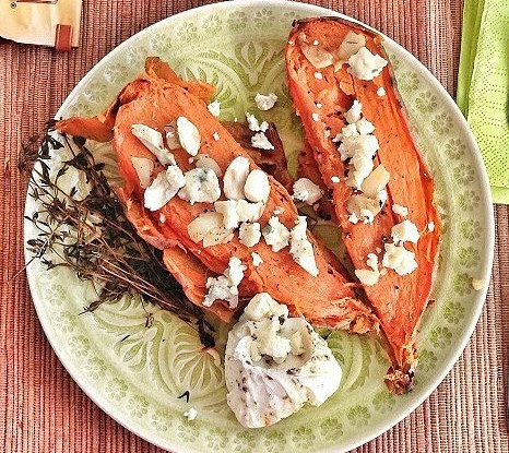 Запеченный сладкий картофель с голубым сыром