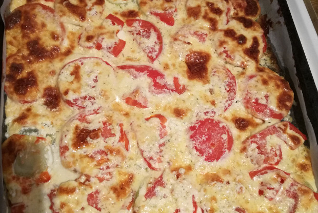 Печеные сырные кабачки с помидорами и чесночным соусом