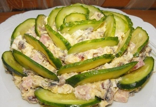 Салат с ветчиной, грибами и огурцами
