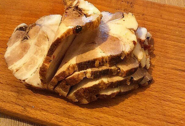 Грудинка по-домашнему с чесноком и аджикой