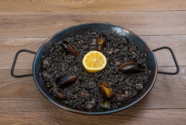 Черный рис с морепродуктами