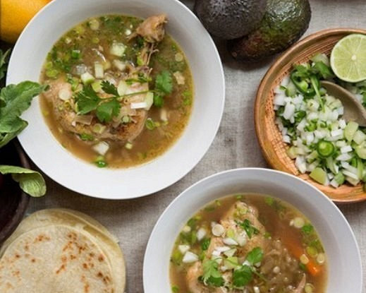 Пряный куриный суп с чесноком