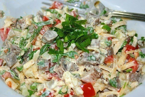 Мясной слоеный салат с картофелем и сыром