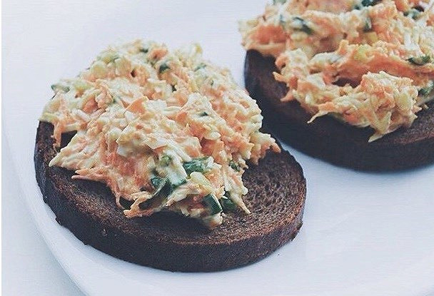 Диетические сэндвичи с морковью, яйцом и чесноком