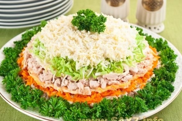 Слоеный куриный салат с шампиньонами и луком-пореем