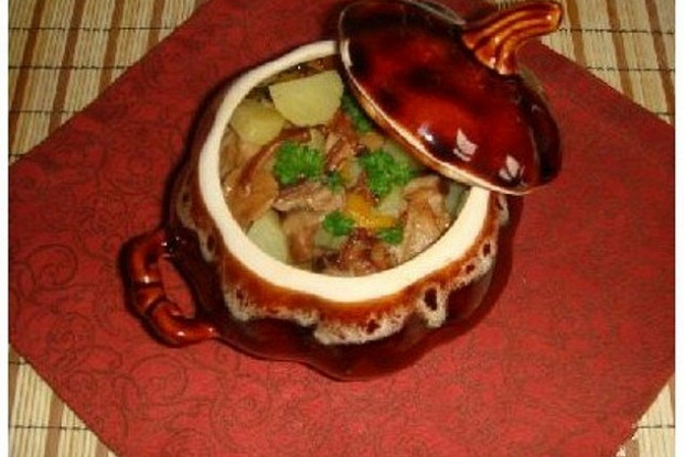 Картошка с грибами в горшочке