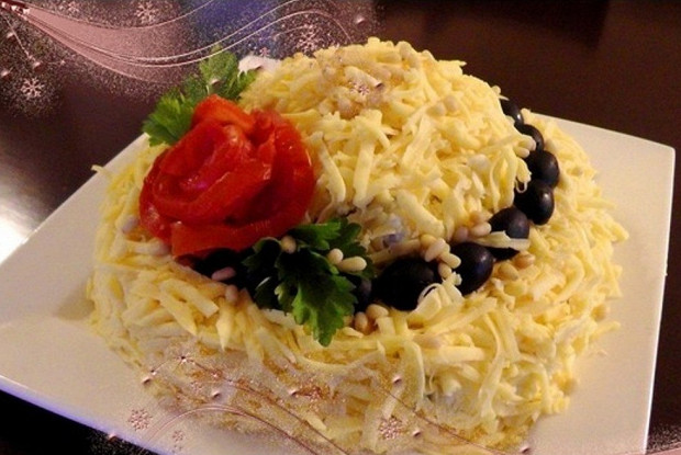 Праздничный слоеный салат с мясом и грибами