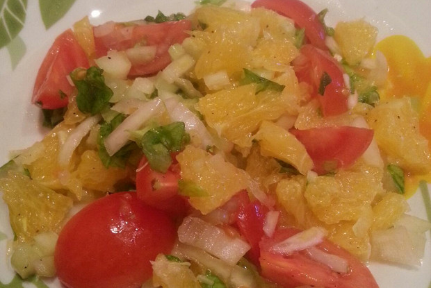 Салат из апельсинов, помидоров и сельдерея