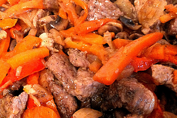 Мясо с грибами и овощами