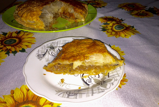 Слоеный пирог с капустой и грибами
