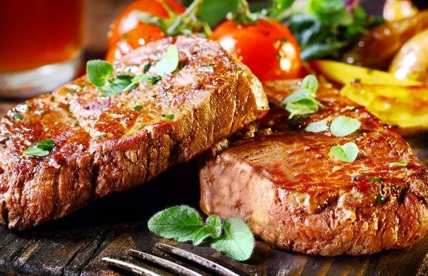 Стейк с овощами, приправленными апельсинами и горчичным семенем