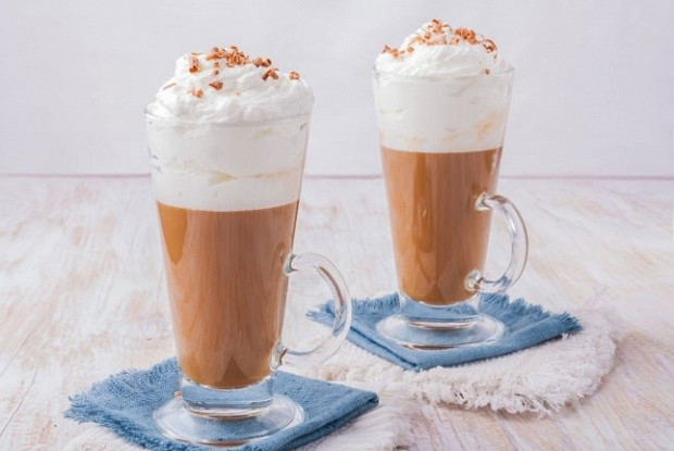 Карамельный чай с молоком и взбитыми сливками