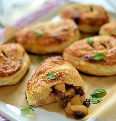 Французские кармашки с яблоками и изюмом