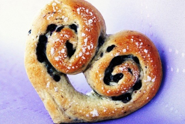 Булочки в форме сердечек с корицей и джемом