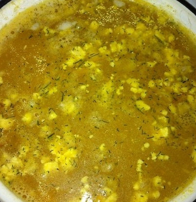 Суп с яйцом, рисом и зеленым горошком