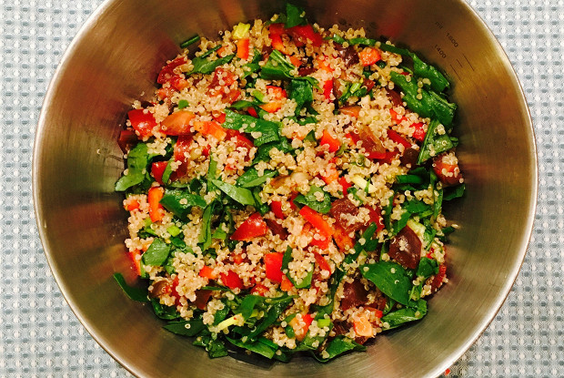 Салат из киноа со щавелем и овощами