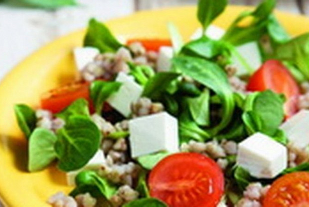 Салат с пророщенной зеленой гречкой, томатами и сыром фета