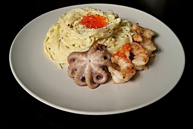 Спагетти в сливочном соусе с морскими гадами