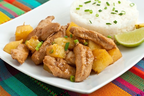 Куриное филе с ананасами