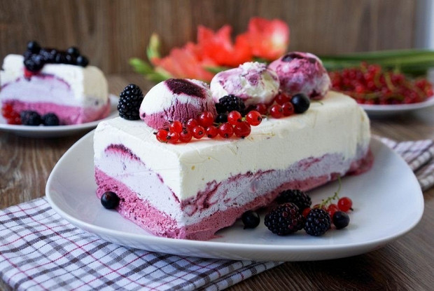 Мороженое из маскарпоне и черной смородины